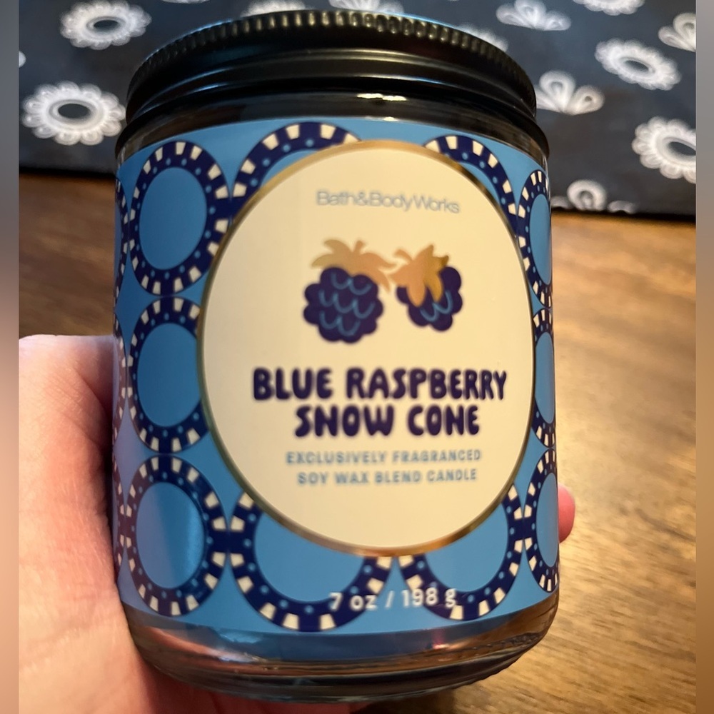 Bath & Body Works Blue Raspberry Snow Cone Candle - Picture 2 of 3